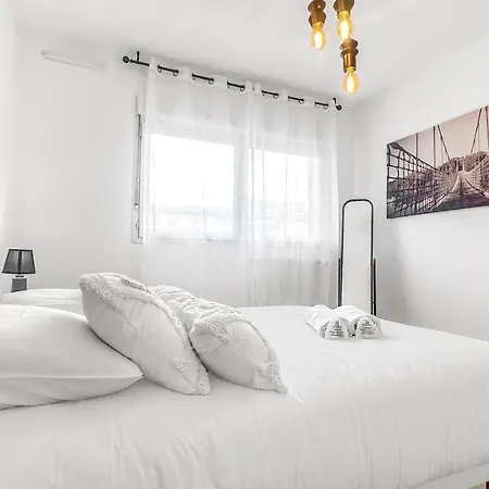 Dolce - Proche Gare & Tram - Parking - Balcon - Wifi Gratuit 게스트하우스