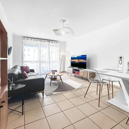 Dolce - Proche Gare & Tram - Parking - Balcon - Wifi Gratuit 게스트하우스